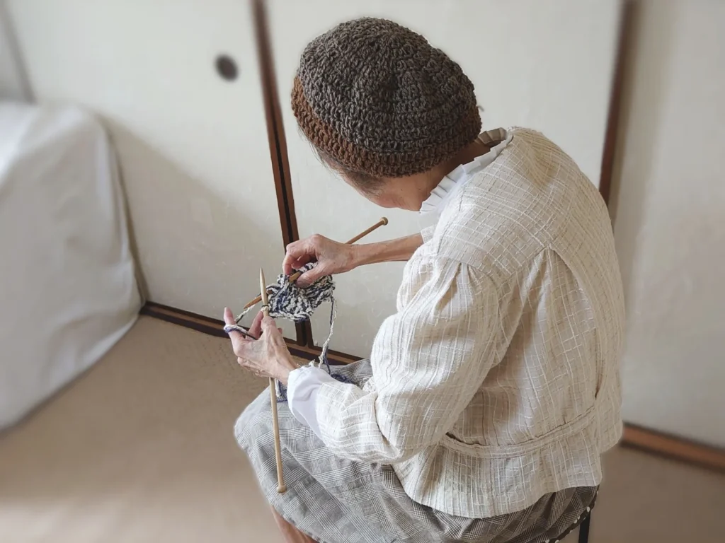 編み物をする一人暮らしの高齢者女性