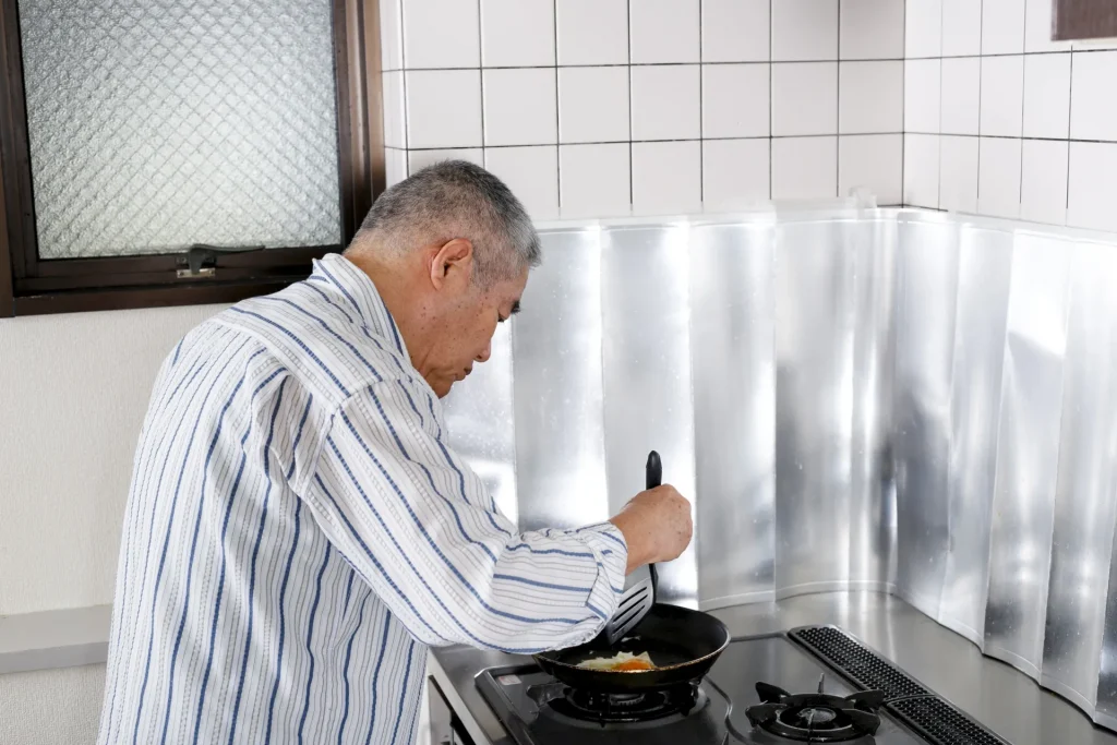 料理をする高齢者男性