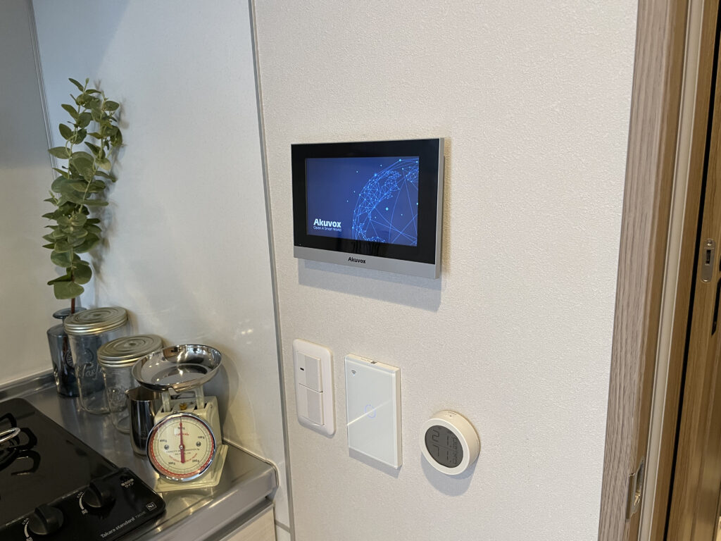 Akuvox 室内モニター、照明スイッチ、温湿度センサーの設置画像